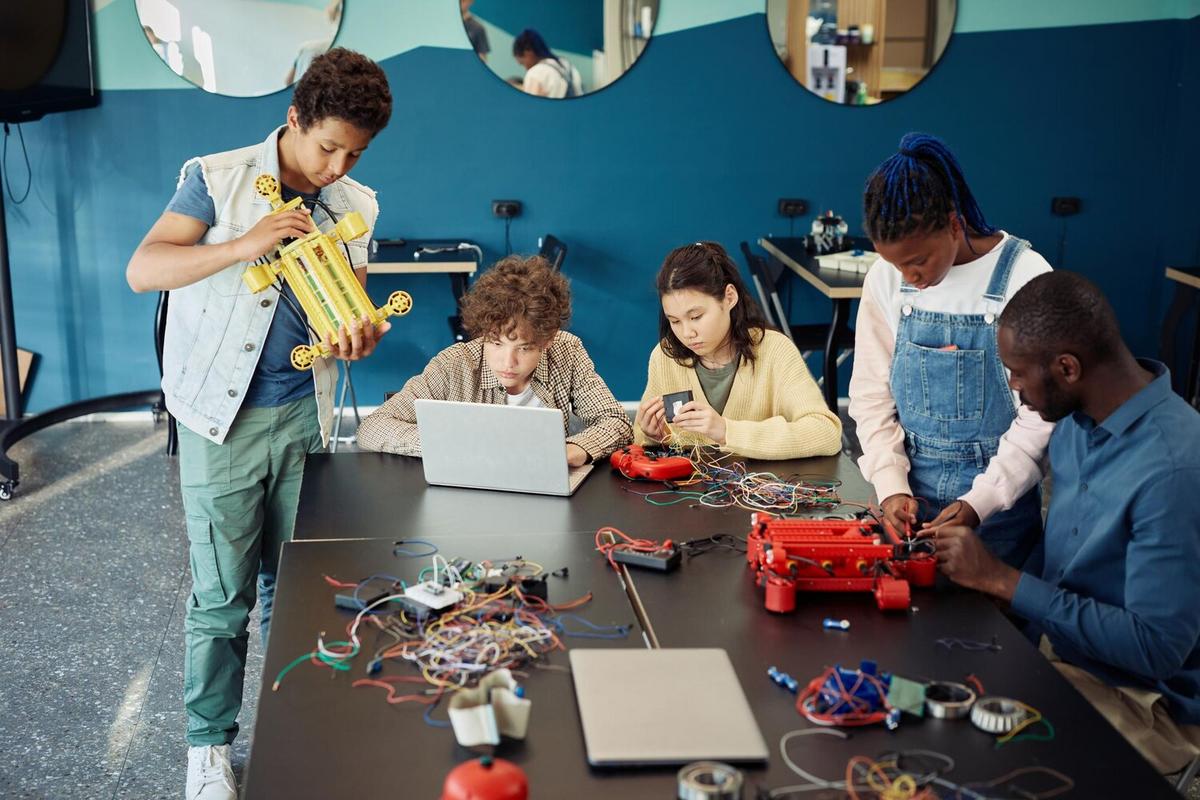 STEM Education: Engaging the Next Generation with Tech